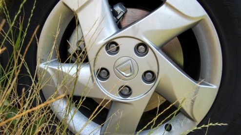 Is Dacia een no-nonsense, anoniem merk? Echt niet! Uit de rap stijgende verkoopcijfers en de populariteit van de jaarlijkse Dacia dag blijkt wel dat de Roemenen genoeg los kunnen maken bij het (prijsb