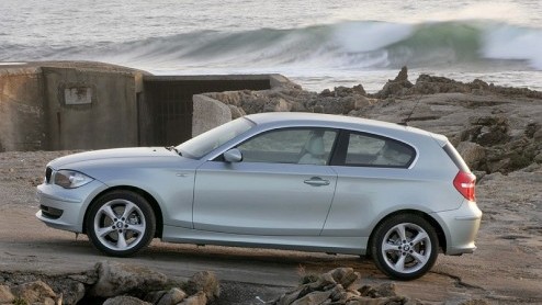 BMW wordt een beetje zuiniger. Met het aantal deuren voor de 1-serie, want die auto is er tegelijk met een facelift nu ook als driedeurs variant, maar ook op motorisch gebied. Want BMW zet een offensi