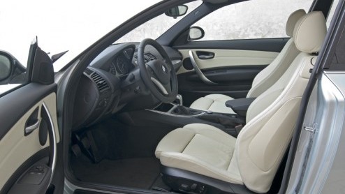 BMW wordt een beetje zuiniger. Met het aantal deuren voor de 1-serie, want die auto is er tegelijk met een facelift nu ook als driedeurs variant, maar ook op motorisch gebied. Want BMW zet een offensi