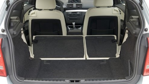 BMW wordt een beetje zuiniger. Met het aantal deuren voor de 1-serie, want die auto is er tegelijk met een facelift nu ook als driedeurs variant, maar ook op motorisch gebied. Want BMW zet een offensi