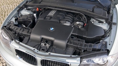 BMW wordt een beetje zuiniger. Met het aantal deuren voor de 1-serie, want die auto is er tegelijk met een facelift nu ook als driedeurs variant, maar ook op motorisch gebied. Want BMW zet een offensi