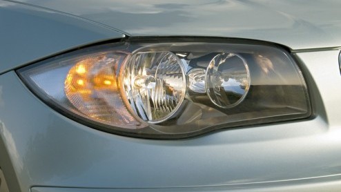 BMW wordt een beetje zuiniger. Met het aantal deuren voor de 1-serie, want die auto is er tegelijk met een facelift nu ook als driedeurs variant, maar ook op motorisch gebied. Want BMW zet een offensi