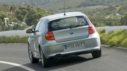BMW wordt een beetje zuiniger. Met het aantal deuren voor de 1-serie, want die auto is er tegelijk met een facelift nu ook als driedeurs variant, maar ook op motorisch gebied. Want BMW zet een offensi