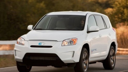 Toyota plaagde ons al met enkele detailbeelden van hun elektrische RAV4. Nu de RAV4 EV Concept is onthuld kunnen we er meer over vertellen. Bijvoorbeeld dat de Japanners er 35 bouwen om er praktijktes