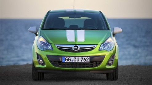 En dan nu officieel: de vernieuwde Opel Corsa. Na onderhuids en technisch bijschaven het afgelopen jaar is het vanaf volgend jaar tijd voor een nieuwe uitstraling. Opel geeft de Corsa een frisse neus