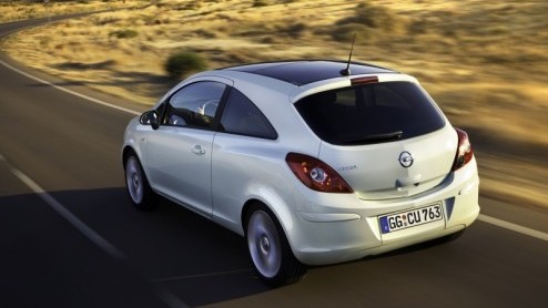 En dan nu officieel: de vernieuwde Opel Corsa. Na onderhuids en technisch bijschaven het afgelopen jaar is het vanaf volgend jaar tijd voor een nieuwe uitstraling. Opel geeft de Corsa een frisse neus