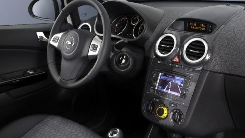 En dan nu officieel: de vernieuwde Opel Corsa. Na onderhuids en technisch bijschaven het afgelopen jaar is het vanaf volgend jaar tijd voor een nieuwe uitstraling. Opel geeft de Corsa een frisse neus