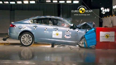 Het begint langzamerhand een beetje standaard te worden. Vijfsterrenregen bij de EuroNCAP botsproef. Veel nieuwkomers hebben inmiddels de crashtest met glans doorstaan, waarbij Ford, Mini, Audi, Opel
