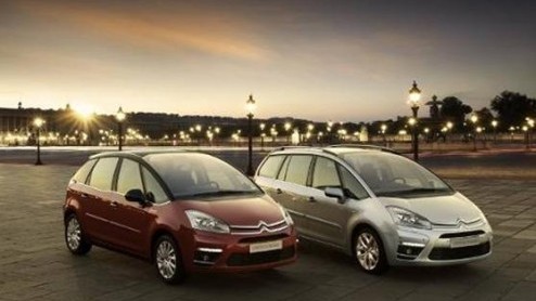 Net als de C5 gaat ook de Citron (Grand) C4 Picasso licht gewijzigd het nieuwe jaar in. Het gamma is opgewaardeerd met nieuwe aandrijflijnen, LED dagrijverlichting en een vers prijskaartje; minimaal 