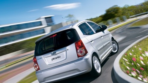 Kia gooit nog even snel de Picanto in de aanbieding. Tot het einde van het jaar is de compacte Koreaan met een aantrekkelijk Style+Sound pakket leverbaar en daar vraagt de dealer slechts 449 euro voor
