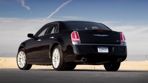 Chrysler heeft de vernieuwde 300 onthuld, die niet geheel ontoevallig nogal veel gelijkenis vertoont met de nieuwbakken 200. De auto op deze fotos zal echter ons continent niet bereiken. In Europa wo