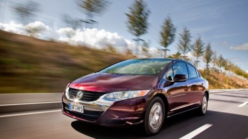 Sinds afgelopen vrijdag is het zover; het eerste publieke waterstoftankstation is een feit! Honda haalde hun FCX Clarity waterstofauto speciaal naar Nederland om als eerste te worden afgetankt.