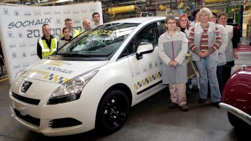 Op 7 december jongstleden rolde in de Peugeot-fabriek in het Franse Sochaux de 20.000.000ste Peugeot van de band. De betreffende 5008 wordt gedoneerd aan een weeshuis in Hati, die de zevenzitter als 