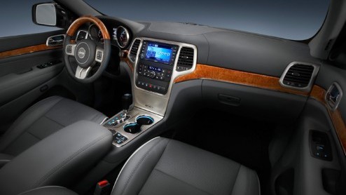 Begin januari staat de compleet nieuwe Jeep Grand Cherokee bij de dealers. De vormgeving evolueerde, onderhuids vond een heuse revolutie plaats met nieuwe aandrijflijnen en een onafhankelijke wielopha