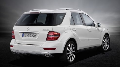 Volgend jaar viert Mercedes-Benz haar 125 jarig bestaan. Dat wordt natuurlijk gevierd, om te beginnen met een jubileummodel zoals de M-Klasse Edition 125! Hierbij trakteren de Duitsers op 10.000 euro