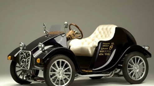 Takayanagi introduceert deze klassiek gelijnde Miluira Retro volgend jaar op de Japanse markt. Gewoon omdat het kan. Een betere reden kunnen wij niet bedenken. De auto is wel milieuvriendelijk.