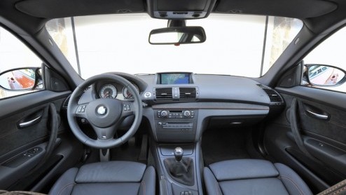 BMW heeft nu officeel alle informatie vrijgegeven van de 1-serie M Coup die straks moet gaan concurreren met de eveneens hagelnieuwe Audi RS3. De BMW is echter iets sneller dan zijn concurrent uit In