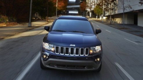 Na de introductie van de nieuwe Grand Cherokee kreeg Jeep de smaak te pakken.Jeep's kleinste model Compass is ook in het nieuw gestoken. Het betreft een klassieke facelift, waarbij grotendeels het gez