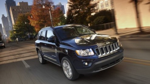 Na de introductie van de nieuwe Grand Cherokee kreeg Jeep de smaak te pakken.Jeep's kleinste model Compass is ook in het nieuw gestoken. Het betreft een klassieke facelift, waarbij grotendeels het gez