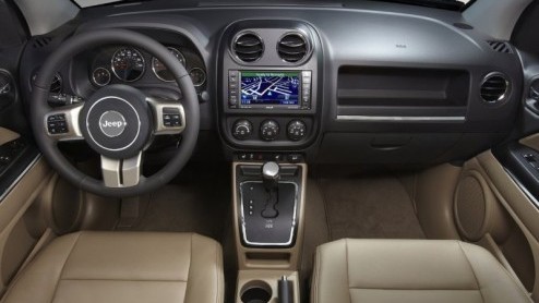 Na de introductie van de nieuwe Grand Cherokee kreeg Jeep de smaak te pakken.Jeep's kleinste model Compass is ook in het nieuw gestoken. Het betreft een klassieke facelift, waarbij grotendeels het gez
