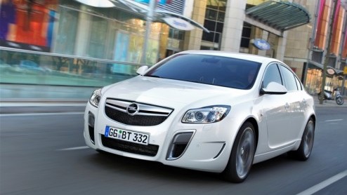 Op zoek naar een gespierde Opel Insignia maar liever niet schakelen? Opel levert de Insignia OPC nu ook met zestrapsautomaat! De sportief uitgedoste en 325 pk sterke middenklasser met vierwielaandrijv