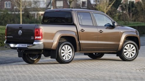 Volkswagen introduceert de Amarok met Plus cabine. Deze uitvoering heeft een extra laadruimte achter de twee zitplaatsen en is speciaal voor de Nederlandse markt ontwikkeld. Deze ruimte is door een ge
