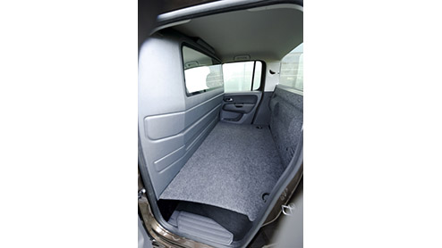 Volkswagen introduceert de Amarok met Plus cabine. Deze uitvoering heeft een extra laadruimte achter de twee zitplaatsen en is speciaal voor de Nederlandse markt ontwikkeld. Deze ruimte is door een ge