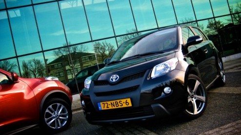 Iedereen treedt wel eens buiten het boekje, zo ook Nissan en Toyota. Beide merken hebben ieder hun staaltje out of the box-denken in het modelgamma opgenomen. Voor zowel de nieuwe rebelse Juke als op