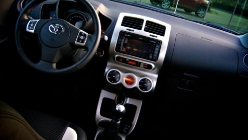 Iedereen treedt wel eens buiten het boekje, zo ook Nissan en Toyota. Beide merken hebben ieder hun staaltje out of the box-denken in het modelgamma opgenomen. Voor zowel de nieuwe rebelse Juke als op