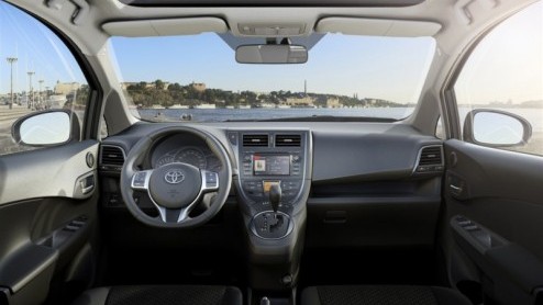 Toyota zet de Verso-S vanaf 15 februari 2011 bij de dealer. Wie niet kan wachten kan echter vandaag al een bestelling plaatsen. Dan is het wel handig te weten wat de compacte MPV van de Japanners moet