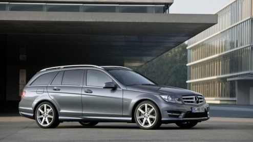 De Mercedes-Benz C-Klasse is vernieuwd! De dynamischer familieneus, het nieuwe dashboard, extra veiligheidssnufjes, een zeventrapsautomaat en nog zuiniger motoren zetten de Duitse middenklasser voor d
