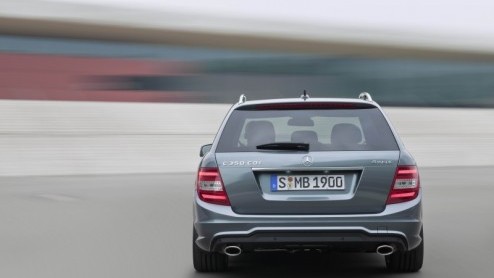 De Mercedes-Benz C-Klasse is vernieuwd! De dynamischer familieneus, het nieuwe dashboard, extra veiligheidssnufjes, een zeventrapsautomaat en nog zuiniger motoren zetten de Duitse middenklasser voor d