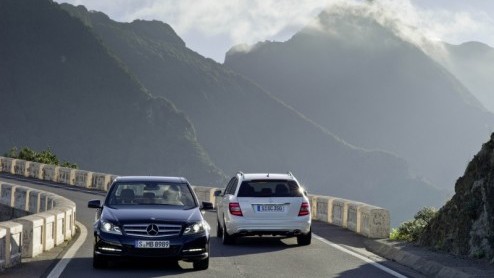 De Mercedes-Benz C-Klasse is vernieuwd! De dynamischer familieneus, het nieuwe dashboard, extra veiligheidssnufjes, een zeventrapsautomaat en nog zuiniger motoren zetten de Duitse middenklasser voor d