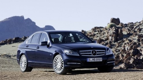 De Mercedes-Benz C-Klasse is vernieuwd! De dynamischer familieneus, het nieuwe dashboard, extra veiligheidssnufjes, een zeventrapsautomaat en nog zuiniger motoren zetten de Duitse middenklasser voor d