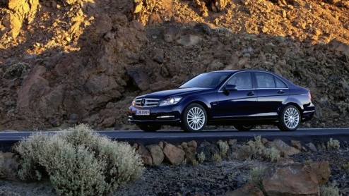 De Mercedes-Benz C-Klasse is vernieuwd! De dynamischer familieneus, het nieuwe dashboard, extra veiligheidssnufjes, een zeventrapsautomaat en nog zuiniger motoren zetten de Duitse middenklasser voor d
