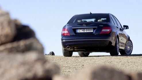 De Mercedes-Benz C-Klasse is vernieuwd! De dynamischer familieneus, het nieuwe dashboard, extra veiligheidssnufjes, een zeventrapsautomaat en nog zuiniger motoren zetten de Duitse middenklasser voor d