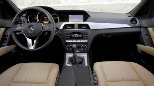 De Mercedes-Benz C-Klasse is vernieuwd! De dynamischer familieneus, het nieuwe dashboard, extra veiligheidssnufjes, een zeventrapsautomaat en nog zuiniger motoren zetten de Duitse middenklasser voor d