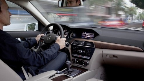 De Mercedes-Benz C-Klasse is vernieuwd! De dynamischer familieneus, het nieuwe dashboard, extra veiligheidssnufjes, een zeventrapsautomaat en nog zuiniger motoren zetten de Duitse middenklasser voor d