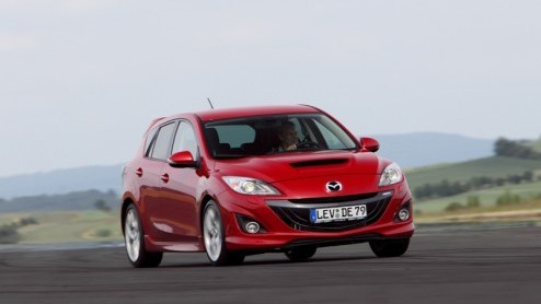 Soms zit het mee...en soms niet. Mazda moet naar aanleiding van de nieuwe (BPM-)belastingregels de prijzen van modellen aanpassen. Vrijwel alle modellen stijgen slechts fractioneel in prijs, maar er z