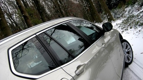 De BMW X3 is back in business. Niet dat de eerste generatie met 38% verkoopaandeel in de X-familie een ondergesneeuwd bestaan heeft geleid, maar nu de concurrentie verder is toegenomen en 'een maatje