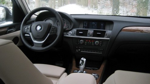 De BMW X3 is back in business. Niet dat de eerste generatie met 38% verkoopaandeel in de X-familie een ondergesneeuwd bestaan heeft geleid, maar nu de concurrentie verder is toegenomen en 'een maatje