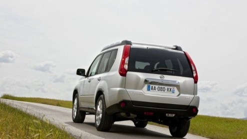 Hoewel er nog niet zoveel ruchtbaarheid aan is gegeven, komt de vernieuwde X-Trail naar ons land. Hij is er alleen met een tweeliterdiesel en vierwielaandrijving en kost minimaal 39.390 euro.