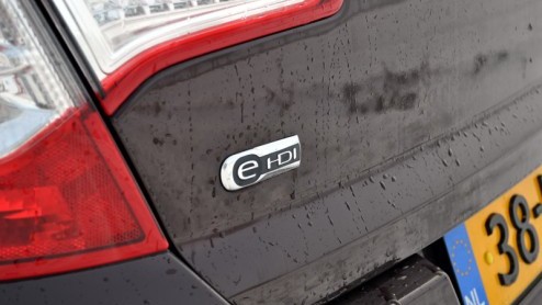 Citron heeft voor de ontwikkeling van de nieuwe C4 duidelijk met een knipoog gekeken naar zijn voornamelijk Duitse tegenstrevers in het zwaar bevochte C-segment. Van een eigenzinnig ontwerp is bijvoo