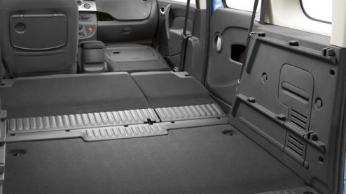 Deze maand frist Renault de Kangoo eventjes op met nieuwe in- en exterieurkleuren, een opgewaardeerd interieur, meer uitrusting en schonere motoren. De ruimtelijke Fransoos debuteert spoedig op de Aut