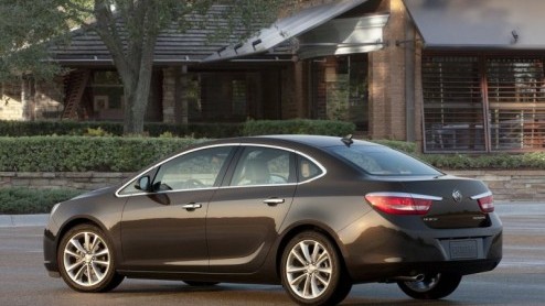 Buick introduceert de Verano, het kleine broertje van de Regal die in Amerika op de Autoshow in Detroit gepresenteerd wordt. De Verano is het derde nieuwe model binnen twee jaar voor Buick en moet ald