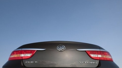Buick introduceert de Verano, het kleine broertje van de Regal die in Amerika op de Autoshow in Detroit gepresenteerd wordt. De Verano is het derde nieuwe model binnen twee jaar voor Buick en moet ald