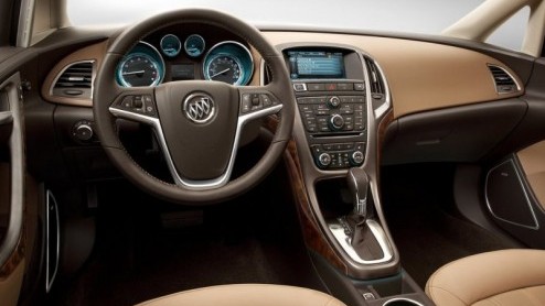 Buick introduceert de Verano, het kleine broertje van de Regal die in Amerika op de Autoshow in Detroit gepresenteerd wordt. De Verano is het derde nieuwe model binnen twee jaar voor Buick en moet ald