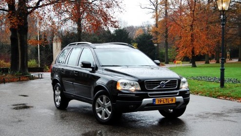 Grote SUVs zijn stoer, comfortabel, luxe n capabel op het onverhard. Met de komst van de Volvo XC90 D3 leveren de Zweden voortaan hun trouwe lobbes ook zonder die laatste stereotiepe eigenschap. De