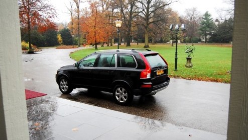 Grote SUVs zijn stoer, comfortabel, luxe n capabel op het onverhard. Met de komst van de Volvo XC90 D3 leveren de Zweden voortaan hun trouwe lobbes ook zonder die laatste stereotiepe eigenschap. De