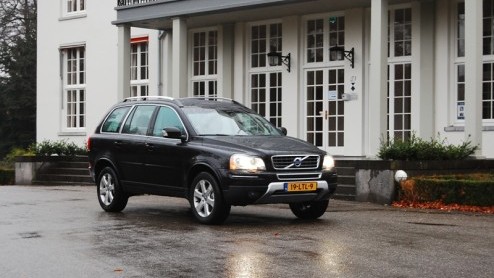 Grote SUVs zijn stoer, comfortabel, luxe n capabel op het onverhard. Met de komst van de Volvo XC90 D3 leveren de Zweden voortaan hun trouwe lobbes ook zonder die laatste stereotiepe eigenschap. De
